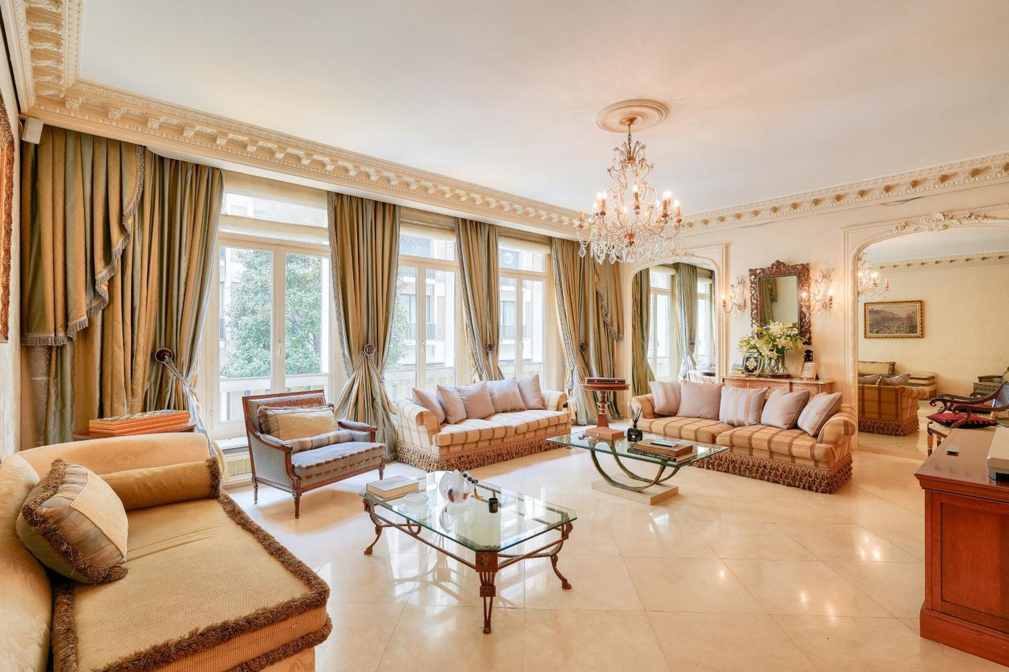Royal Montaigne Parigi